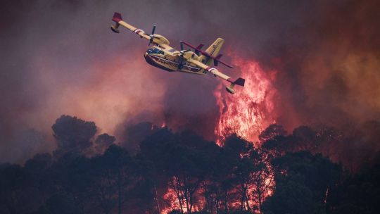 el-fuego-devora-francia:-decenas-de-miles-de-evacuados-y-paraisos-turisticos-en-cenizas