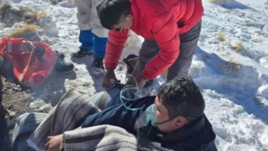 la-mujer-del-minero-que-sobrevivio-tras-quedar-atrapado-tres-dias-en-la-nieve-a-27-grados-bajo-cero-en-la-puna-catamarquena