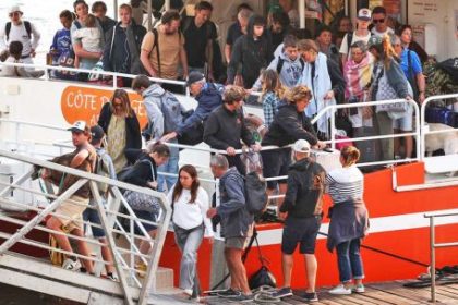 dramatica-huida-de-turistas-del-paraiso-veraniego-frances