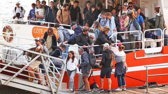 dramatica-huida-de-turistas-del-paraiso-veraniego-frances