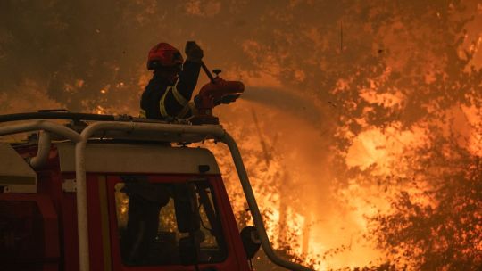 los-incendios-fuera-de-control-en-espana-y-francia-obligaron-a-evacuar-a-mas-de-175.000-personas-y-mantienen-en-alerta-a-dos-paises