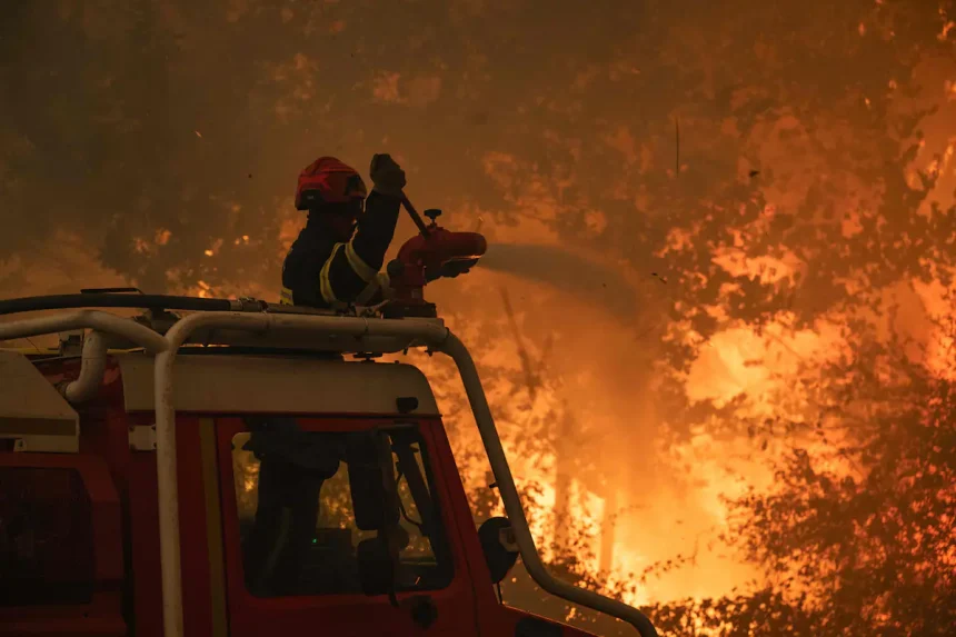 el-fuego-azota-a-espana-y-francia-y-los-evacuados-por-los-incendios-ya-superan-los-270.000