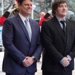 “quiere-ser-el-lider-de-la-derecha-pero-no-es-el-que-realmente-manda”,-el-analisis-de-the-guardian-sobre-el-viaje-de-milei-para-reunirse-con-bolsonaro