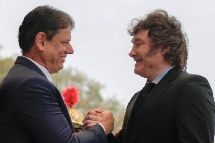 tarcisio-de-freitas-recibio-a-milei-con-alfombra-azul,-y-tuvieron-una-reunion-vedada-a-periodistas