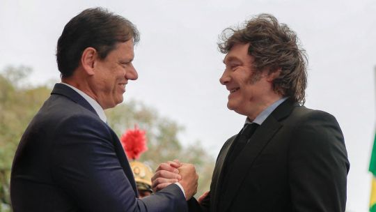 tarcisio-de-freitas-recibio-a-milei-con-alfombra-azul,-y-tuvieron-una-reunion-vedada-a-periodistas