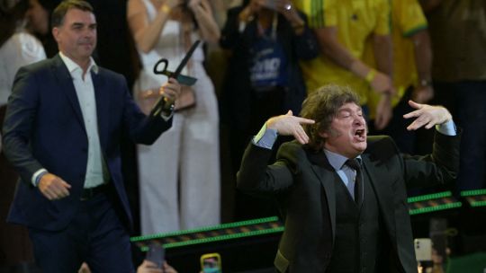 milei,-durisimo-con-lula-en-el-acto-de-campana-de-flavio-bolsonaro:-“basta-de-basura-socialista-y-zurdos-ladrones”