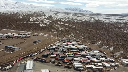 mendoza-activo-un-operativo-para-liberar-mas-de-1500-camiones-varados-por-el-cierre-del-paso-cristo-redentor