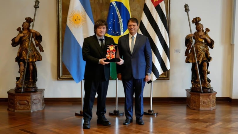 el-medio-ingles-the-guardian-cuestiono-a-milei-tras-su-viaje-a-brasil-y-lo-califico-de-“representante-de-trump”