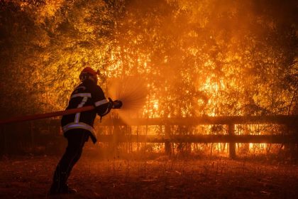 incendios-sin-control-en-el-sur-de-europa:-mas-de-330.000-personas-fueron-evacuadas-en-espana,-francia-e-italia