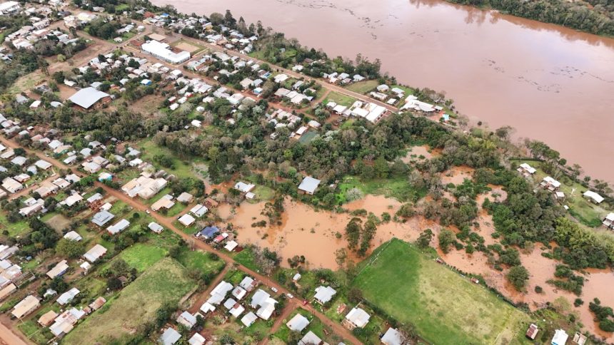 el-soberbio-mantiene-la-asistencia-tras-la-crecida-del-rio-uruguay-y-proyecta-la-relocalizacion-de-barrios-riberenos