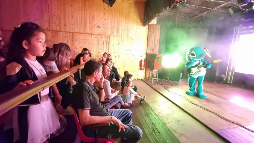 ticket-misiones-|-con-musica,-baile-y-los-personajes-favoritos-de-los-ninos,-las-familias-despidieron-las-vacaciones-en-sala-tempo-de-posadas