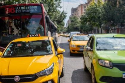 “trabajando-12-horas-no-llegamos-a-ganar-$700-mil”:-el-reclamo-de-los-taxistas-tras-la-reforma-en-cordoba