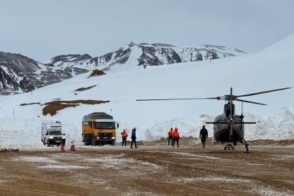 por-las-fuertes-nevadas,-la-mayor-mina-de-oro-del-pais-suspendio-su-actividad-y-evacuo-a-sus-empleados-por-helicoptero