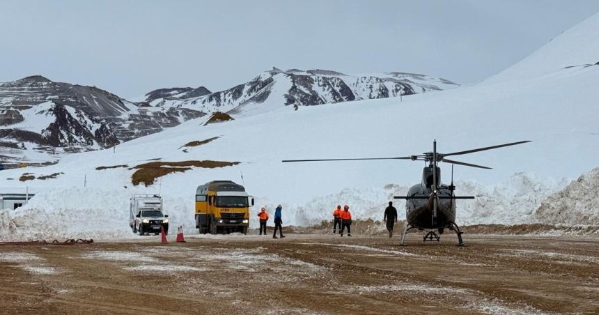 por-las-fuertes-nevadas,-la-mayor-mina-de-oro-del-pais-suspendio-su-actividad-y-evacuo-a-sus-empleados-por-helicoptero