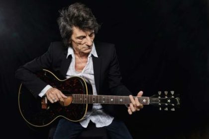 ronnie-wood-vuelve-a-la-argentina:-el-historico-guitarrista-de-los-rolling-stones-dara-su-primer-show-solista-en-el-pais