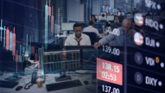 el-dolar-opera-estable-y-las-acciones-suben-ante-la-visita-de-kristalina-georgieva