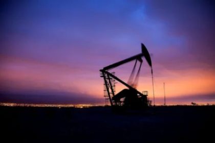 “el-petroleo-esta-bajando-fuertemente”,-tras-confirmarse-un-alto-al-fuego-entre-estados-unidos-e-iran