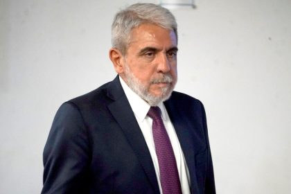 anibal-fernandez,-contra-maximo-kirchner-y-la-campana-de-la-campora:-“no-me-vas-a-ver-como-un-pelotudo-con-el-cartel-‘cristina-libre'”