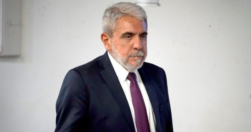 anibal-fernandez,-contra-maximo-kirchner-y-la-campana-de-la-campora:-“no-me-vas-a-ver-como-un-pelotudo-con-el-cartel-‘cristina-libre'”