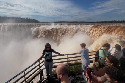 reabrieron-el-circuito-de-la-garganta-del-diablo-y-mas-de-7.000-visitantes-disfrutaron-este-lunes-de-las-cataratas-del-iguazu-en-todo-su-esplendor