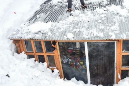 border-crossings-shut-as-heavy-snow-coats-argentina’s-side-of-andes