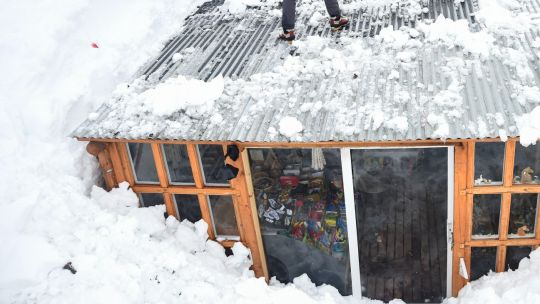 border-crossings-shut-as-heavy-snow-coats-argentina’s-side-of-andes