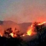 incendio-sin-control-en-las-sierras-de-la-rioja:-el-fuego-ya-arraso-casi-900-hectareas-y-preocupa-el-avance-por-los-fuertes-vientos