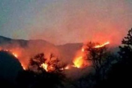 incendio-sin-control-en-las-sierras-de-la-rioja:-el-fuego-ya-arraso-casi-900-hectareas-y-preocupa-el-avance-por-los-fuertes-vientos