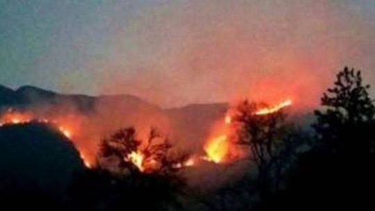 incendio-sin-control-en-las-sierras-de-la-rioja:-el-fuego-ya-arraso-casi-900-hectareas-y-preocupa-el-avance-por-los-fuertes-vientos