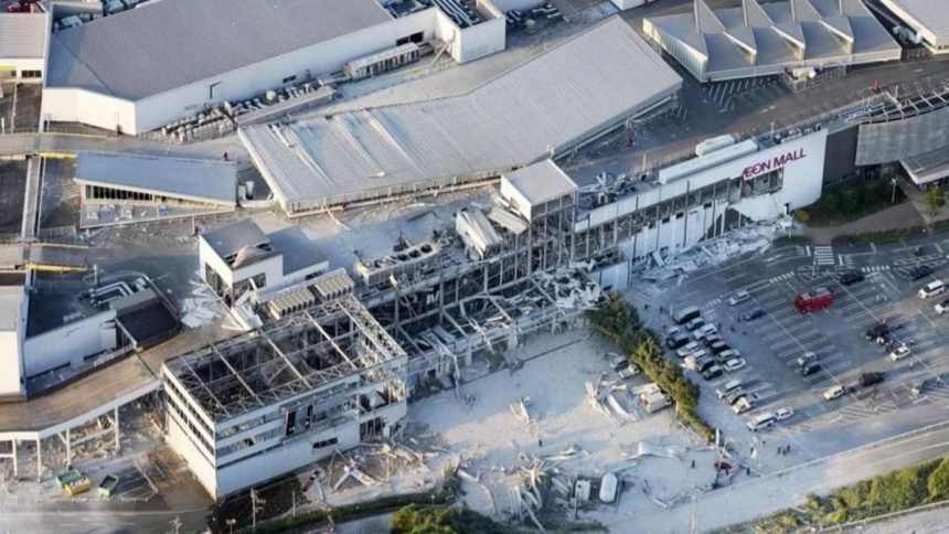 varias-personas-quedan-atrapadas-en-un-centro-comercial-tras-un-terremoto-de-magnitud-7,1-en-japon