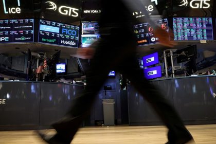 mercados:-los-bonos-argentinos-mejoran-en-wall-street-pero-el-riesgo-pais-todavia-se-mantiene-cerca-de-los-450-puntos