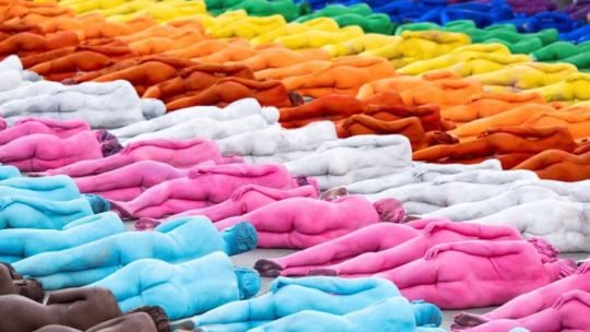 spencer-tunick-reunio-a-500-personas-desnudas-en-gran-canaria-por-la-diversidad-lgtbiq+