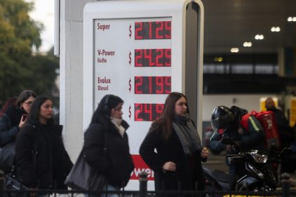 naftas:-mientras-se-demora-una-baja-en-los-precios,-la-venta-tuvo-otra-caida-en-junio-y-cerro-el-primer-semestre-en-baja