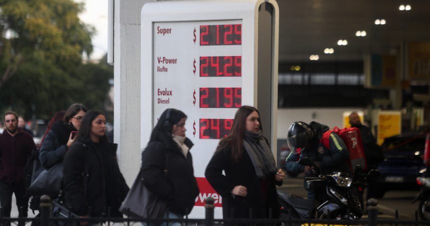 naftas:-mientras-se-demora-una-baja-en-los-precios,-la-venta-tuvo-otra-caida-en-junio-y-cerro-el-primer-semestre-en-baja