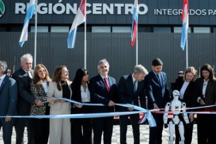 con-reclamos-por-retenciones-y-rutas,-llaryora,-pullaro-y-frigerio-inauguraron-sede-de-la-region-centro-en-san-francisco