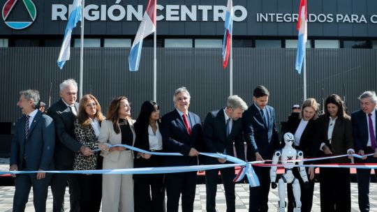 con-reclamos-por-retenciones-y-rutas,-llaryora,-pullaro-y-frigerio-inauguraron-sede-de-la-region-centro-en-san-francisco