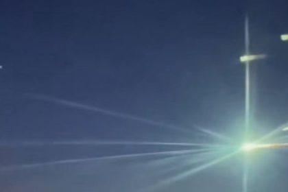 una-azafata-registro-el-paso-de-un-meteorito-en-pleno-vuelo-sobre-el-cielo-de-rusia-a-10-mil-metros-de-altitud