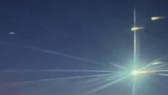 una-azafata-registro-el-paso-de-un-meteorito-en-pleno-vuelo-sobre-el-cielo-de-rusia-a-10-mil-metros-de-altitud