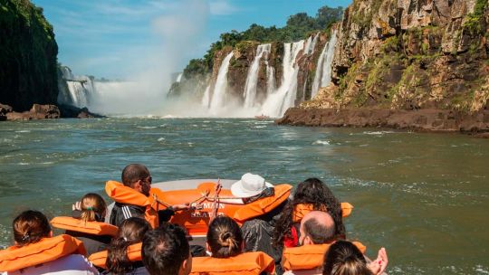 un-turista-neerlandes-murio-durante-un-tragico-accidente-en-las-cataratas-del-iguazu-tras-el-vuelco-de-una-embarcacion