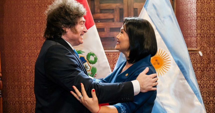 milei-participo-en-peru-de-la-asuncion-presidencial-de-keiko-fujimori:-“tenemos-un-monton-de-amigos-en-comun”