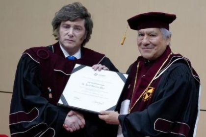 milei-recibio-un-doctorado-honoris-causa-en-peru-y-reivindico-la-motosierra-como-simbolo-de-su-ajuste-fiscal