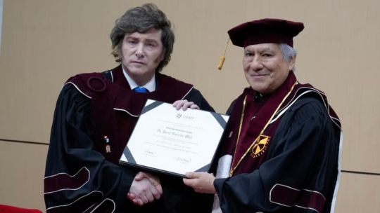 milei-recibio-un-doctorado-honoris-causa-en-peru-y-reivindico-la-motosierra-como-simbolo-de-su-ajuste-fiscal
