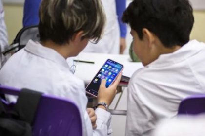 “no-experimenten-con-los-chicos”:-la-advertencia-en-“qr!”-sobre-la-inteligencia-artificial-y-el-uso-de-pantallas