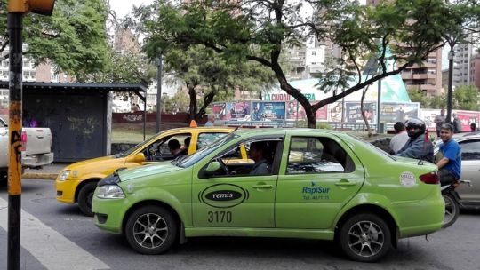 condiciones-regulatorias-para-uber-en-cordoba:-taxistas-reclamaron-que-las-apps-cumplan-las-mismas-exigencias