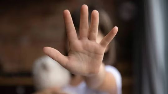 abuso-de-la-hija-de-su-pareja-mientras-se-banaba:-lo-condenaron-a-12-anos-de-prision