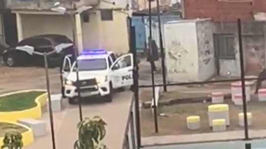 operativo-masivo-en-fuerte-apache:-mas-de-500-policias,-24-allanamientos-y-helicopteros-para-buscar-al-asesino-de-un-policia
