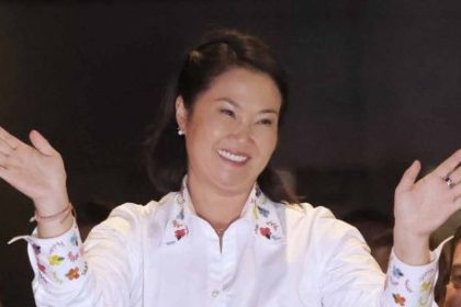 “keiko-fujimori-estara-haciendo-equilibrio-con-un-pie-acompanando-al-papa-leon-y-otro-a-trump”