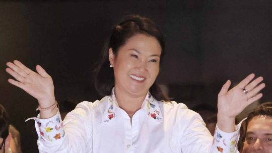 “keiko-fujimori-estara-haciendo-equilibrio-con-un-pie-acompanando-al-papa-leon-y-otro-a-trump”