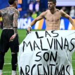 la-fifa-abrio-una-investigacion-contra-la-afa:-que-paso-con-la-bandera-de-malvinas-y-quienes-son-los-jugadores-involucrados-tras-la-final