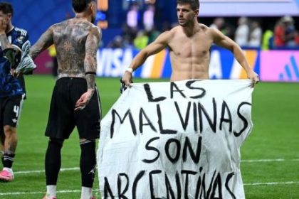 la-fifa-abrio-una-investigacion-contra-la-afa:-que-paso-con-la-bandera-de-malvinas-y-quienes-son-los-jugadores-involucrados-tras-la-final